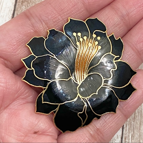 Vintage Unsigned Black Flower Enameled Brooch - Picture 3 of 12